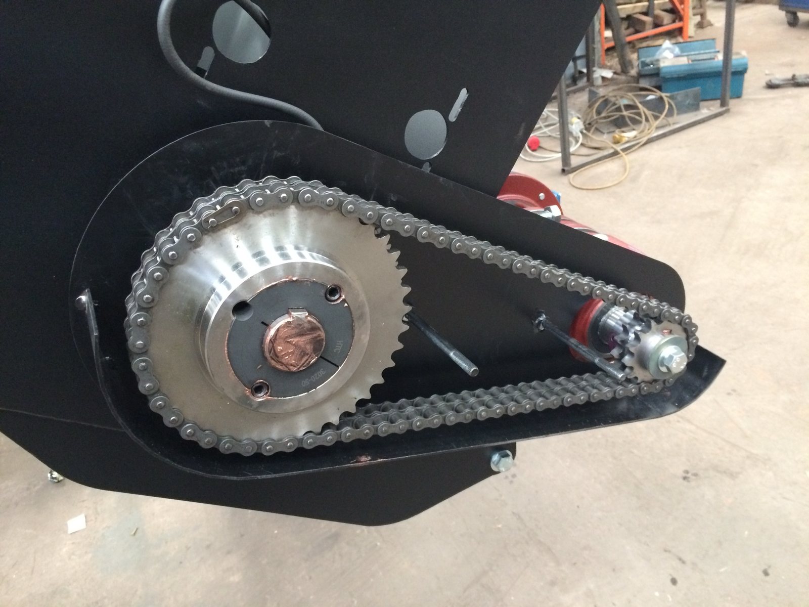 Chain drive on the fuel feed system